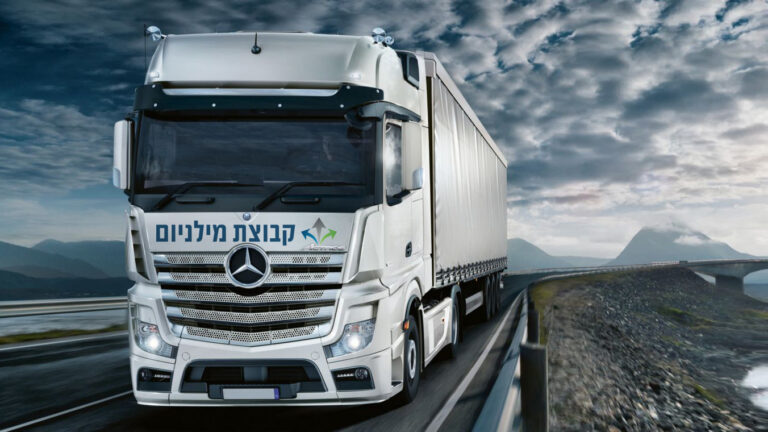 תמונה של משאית נוסעת בכביש מהיר עם לוגו של קבוצת מילניום- מוסך מרכזי למשאיות מורשה מרצדס, המתכת 47, אשדוד