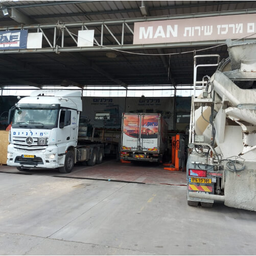 מרכז שירות מורשה למשאיות מבט מבחוץ על משאיות שנמצאות במוסף ומקבלות שירות
